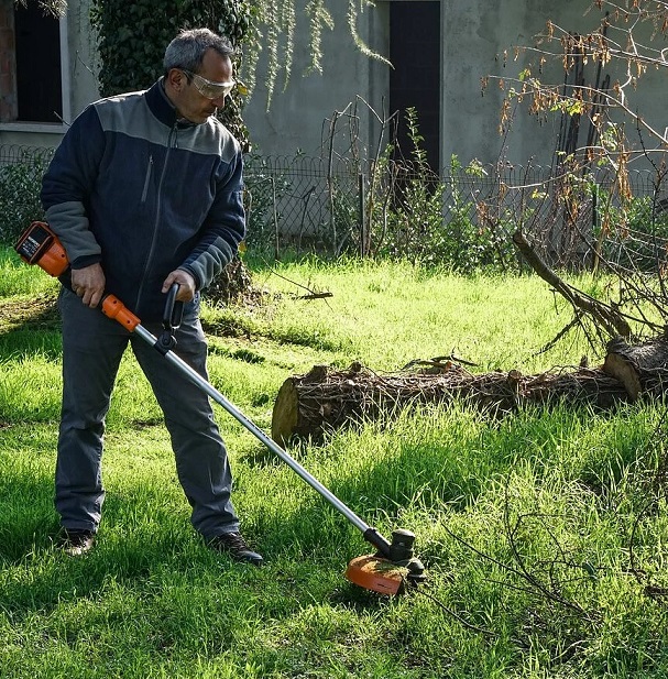 decespugliatore worx wg183e al lavoro